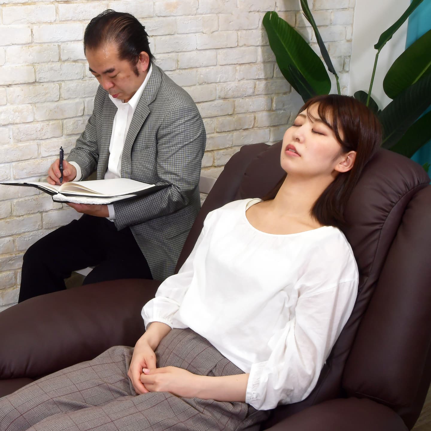 催眠療法スクール施術を受けているのイメージ